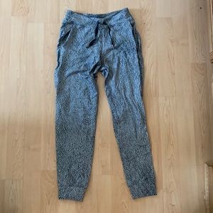 Lululemon joggers size 4